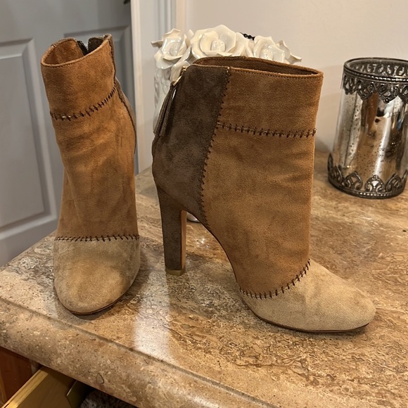 Gorgeous fall color black boots - Picture 2 of 4